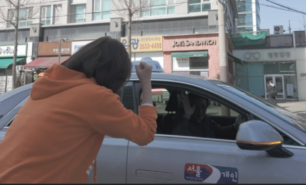 허은아 개혁신당 서울 영등포갑 후보가 24일 문래동 일대에서 응원과 격려를 해준 지지자에게 화이팅을 외치며 호응하고 있다. 캠프 제공